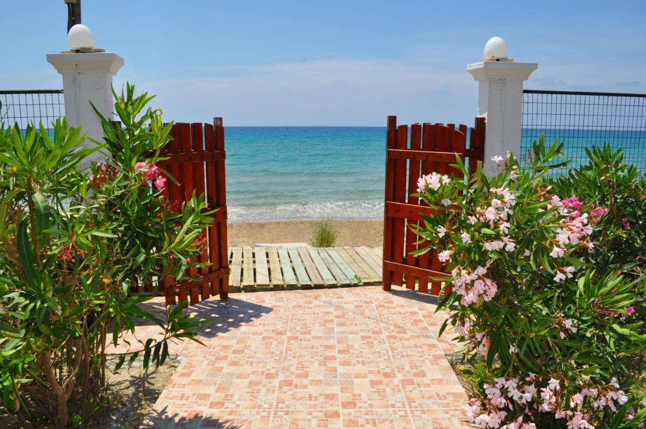 Beachfront Vacation Home Eftichia Айос-Гордіос Екстер'єр фото